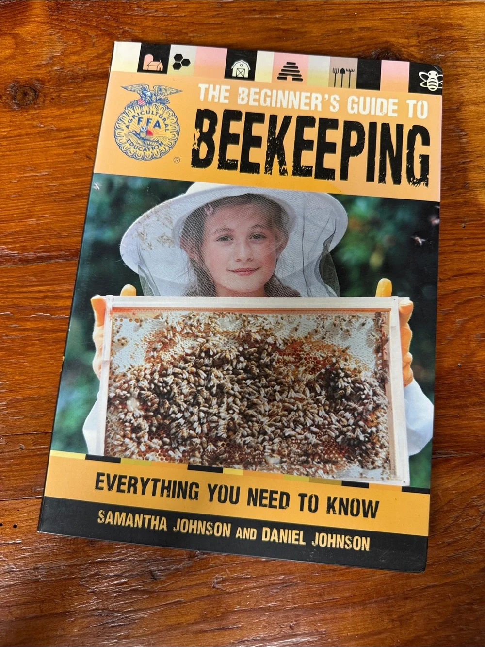 🐝 The Beginner's Guide to Beekeeping by Samantha and Daniel Johnson